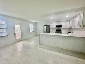 2003 Lincoln A in Boca Raton, FL - Foto de edificio - Building Photo