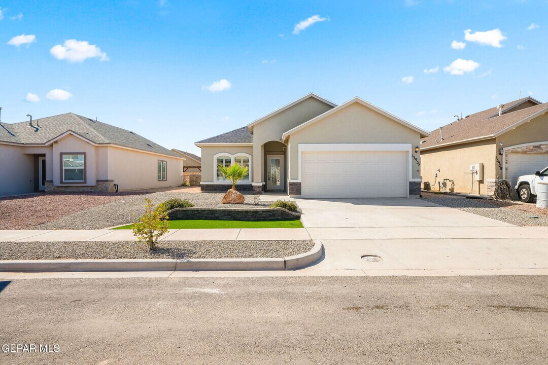 13932 Sky Harbor Ave in El Paso, TX - Building Photo