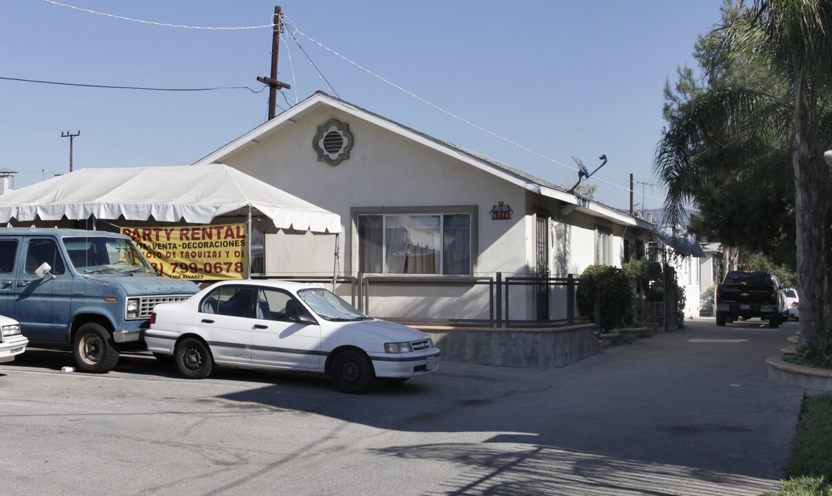 6736 Vineland Ave in North Hollywood, CA - Foto de edificio
