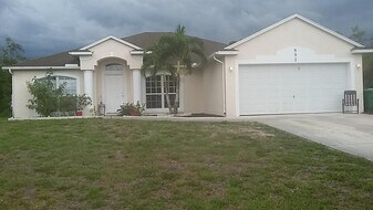 992 SW McComkle Ave in Port St. Lucie, FL - Building Photo