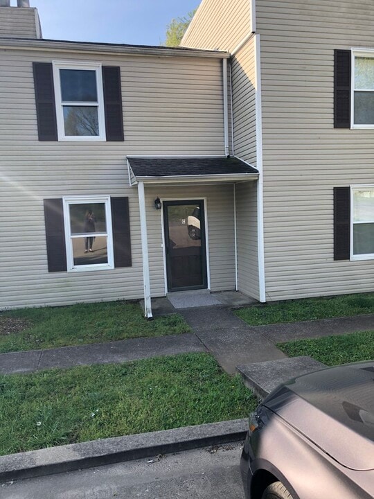 102 Kingsbury Ct in Clarksville, TN - Building Photo