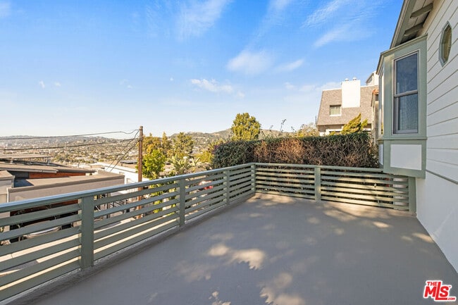 3815 Franklin Ave in Los Angeles, CA - Building Photo - Building Photo