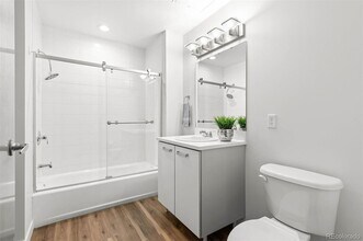 3100 Huron St, Unit 3Q in Denver, CO - Foto de edificio - Building Photo