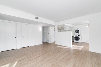 1138 N Valley St in Burbank, CA - Foto de edificio - Building Photo