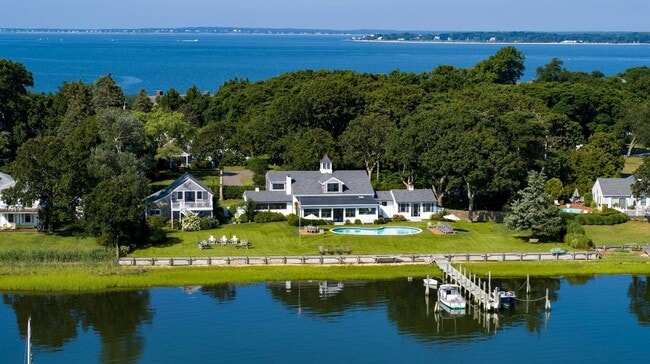 37 E Brander Pkwy in Shelter Island, NY - Building Photo - Building Photo