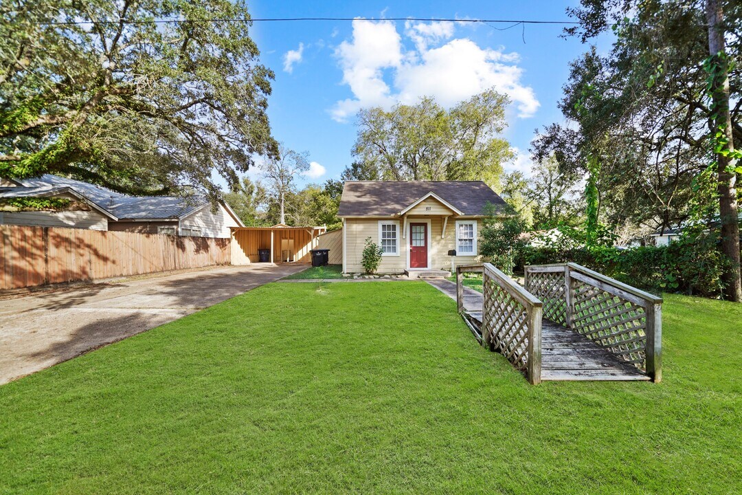 811 S Hill St in Alvin, TX - Building Photo