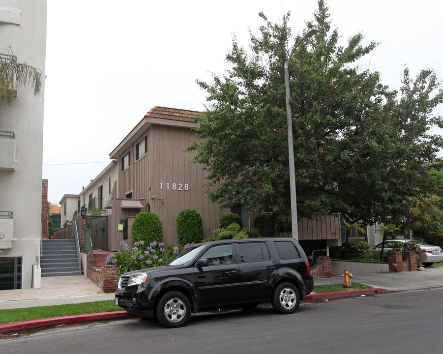 11828 Goshen Ave in Los Angeles, CA - Building Photo