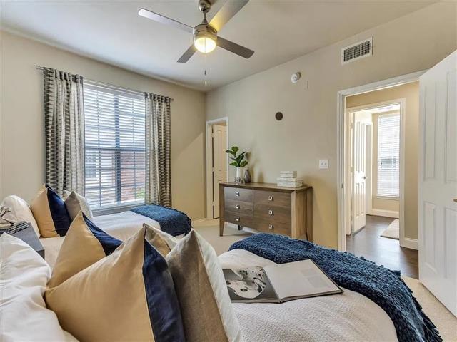 5445 Caruth Haven Ln in Dallas, TX - Building Photo - Building Photo