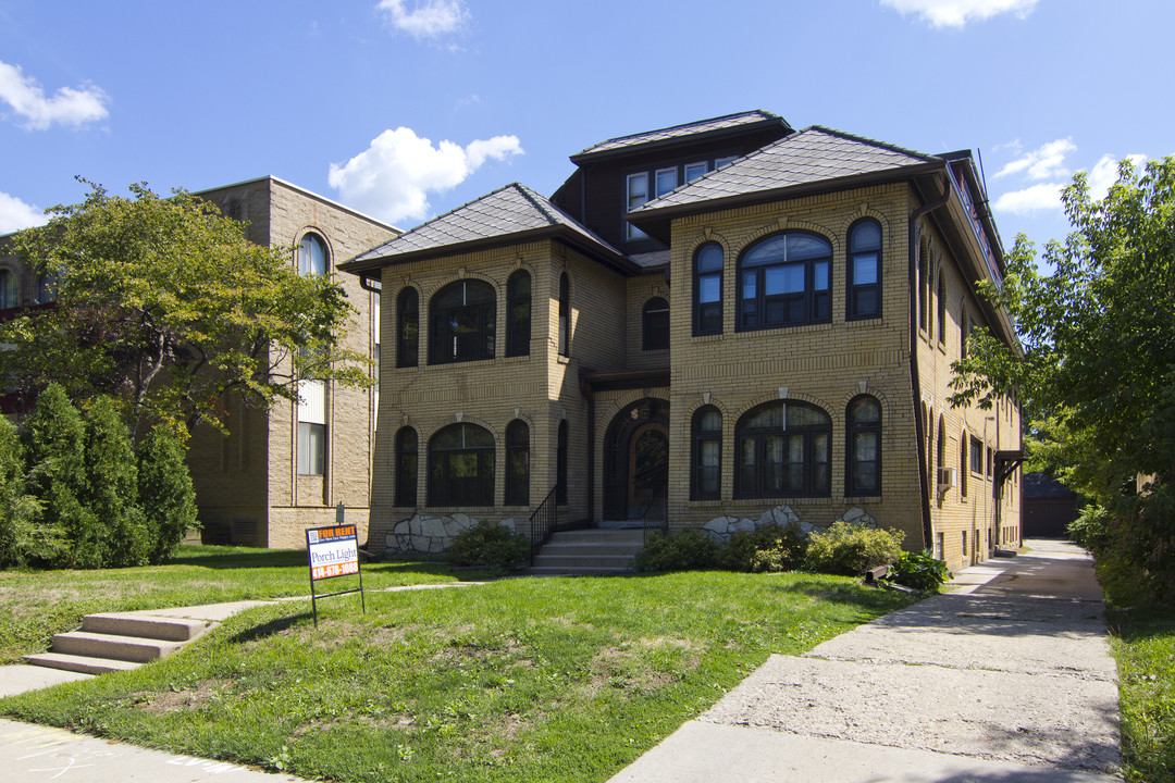 4226 W Highland Blvd in Milwaukee, WI - Foto de edificio