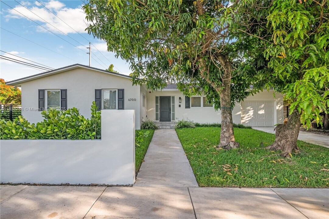 6700 SW 49th Terrace in Miami, FL - Building Photo