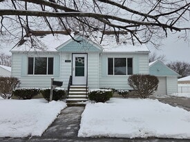 2108 Tackle St in Essexville, MI - Building Photo