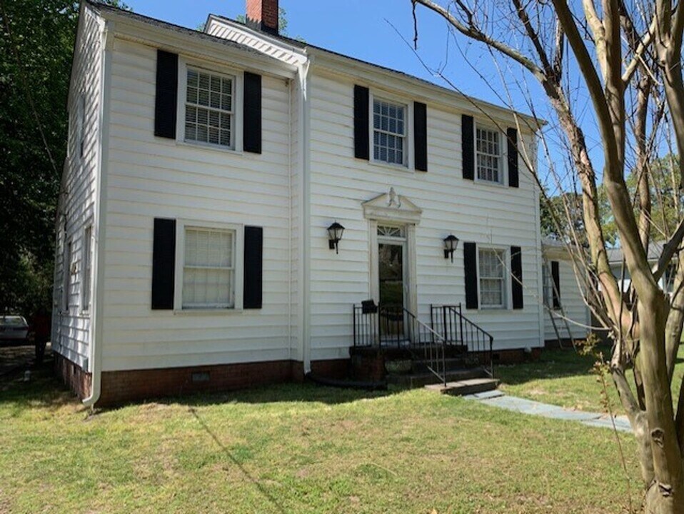 606 S Elm St in Greenville, NC - Building Photo