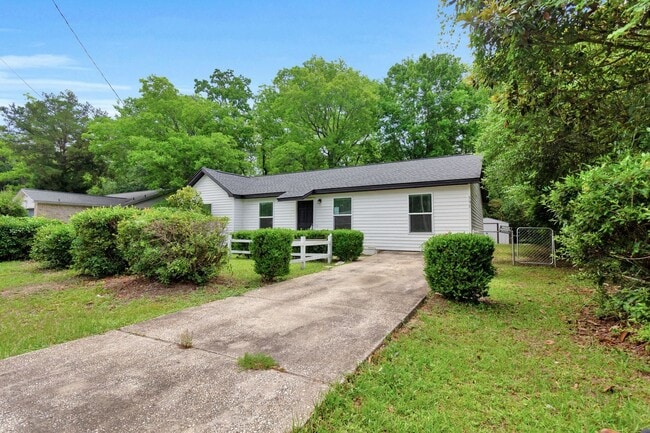 395 W Griffith Ave in Crestview, FL - Building Photo - Building Photo