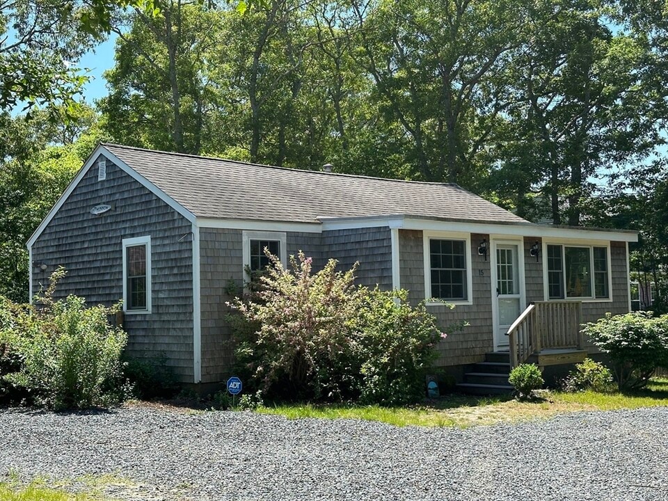 15 Pine Rock Rd in Falmouth, MA - Building Photo