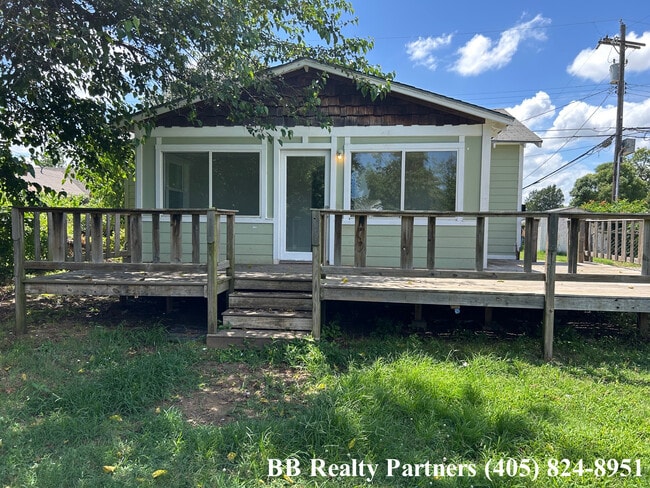 property at 1404 S Knoxville Ave