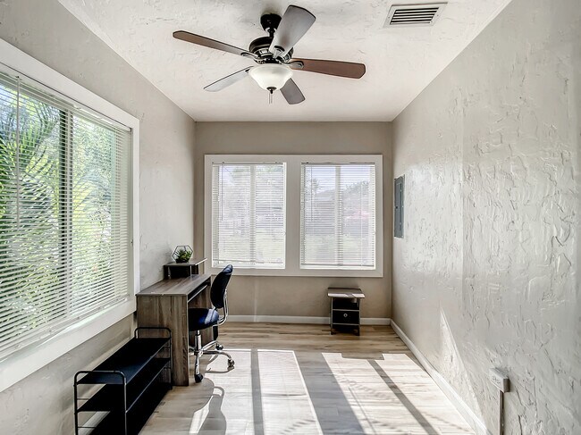 5628 NW 5th Ct, Unit 1 in Miami, FL - Foto de edificio - Building Photo