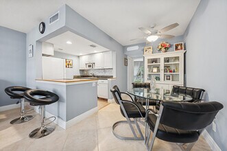 2565 S Ocean Blvd in Palm Beach, FL - Building Photo - Building Photo