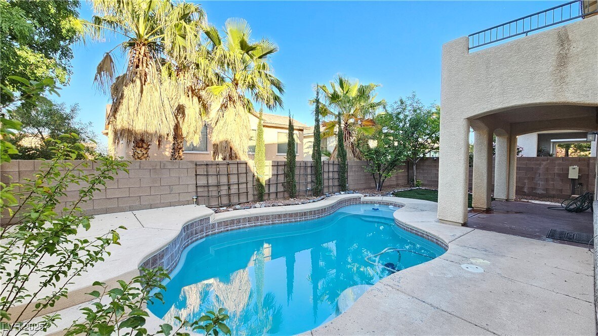 326 Carlisle Crossing St in Las Vegas, NV - Foto de edificio