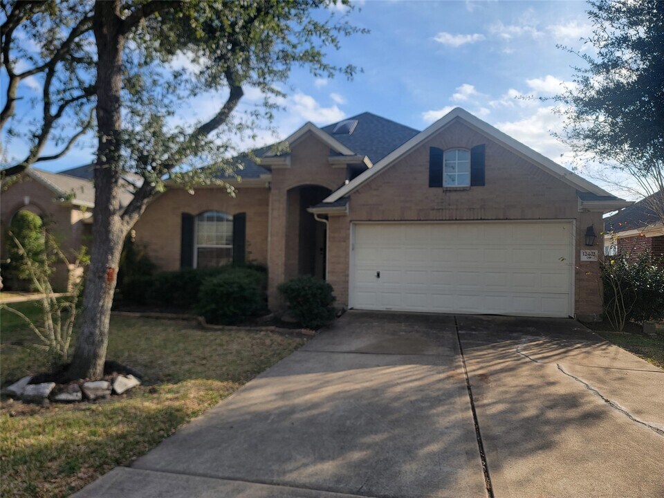 12402 Shady Brook Dr in Pearland, TX - Foto de edificio
