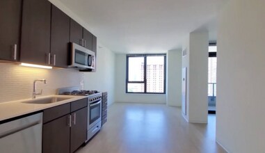 185 W Superior St in Chicago, IL - Foto de edificio - Building Photo