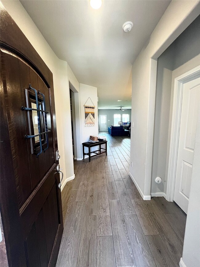7722 Skiron Ln in Mont Belvieu, TX - Foto de edificio - Building Photo