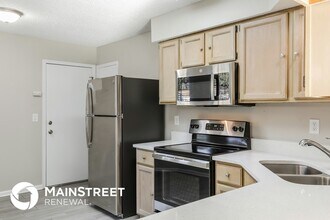 7005 Huntington Woods Cir E in Jacksonville, FL - Building Photo - Building Photo