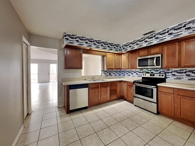 102 Cascade St in Deltona, FL - Building Photo - Building Photo