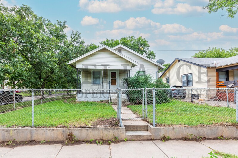 2801 W Maple St in Wichita, KS - Building Photo