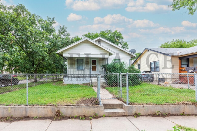 property at 2801 W Maple St