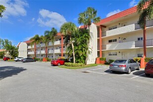 9500 N Hollybrook Lake Dr in Pembroke Pines, FL - Building Photo