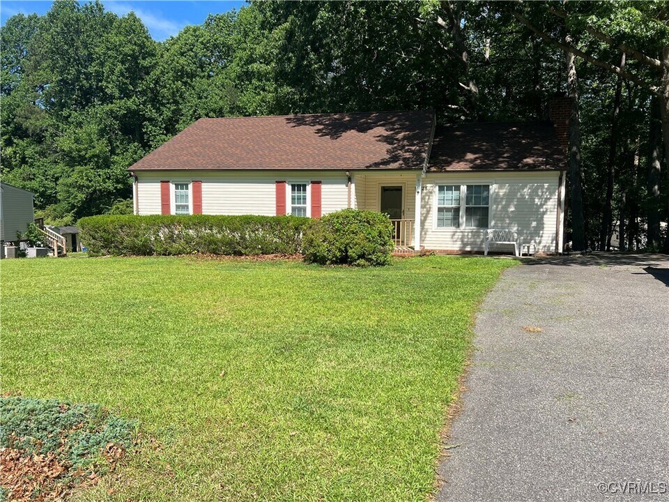 11526 Chester Station Dr in Chester, VA - Building Photo