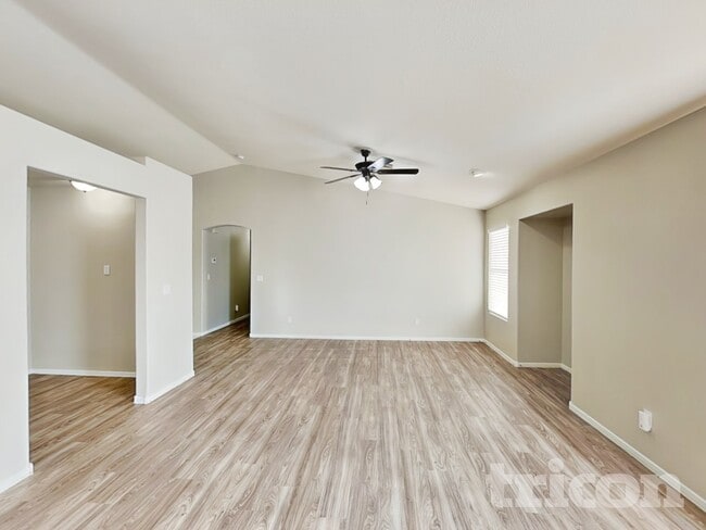 5044 N Vista Del Rancho Way in North Las Vegas, NV - Building Photo - Building Photo