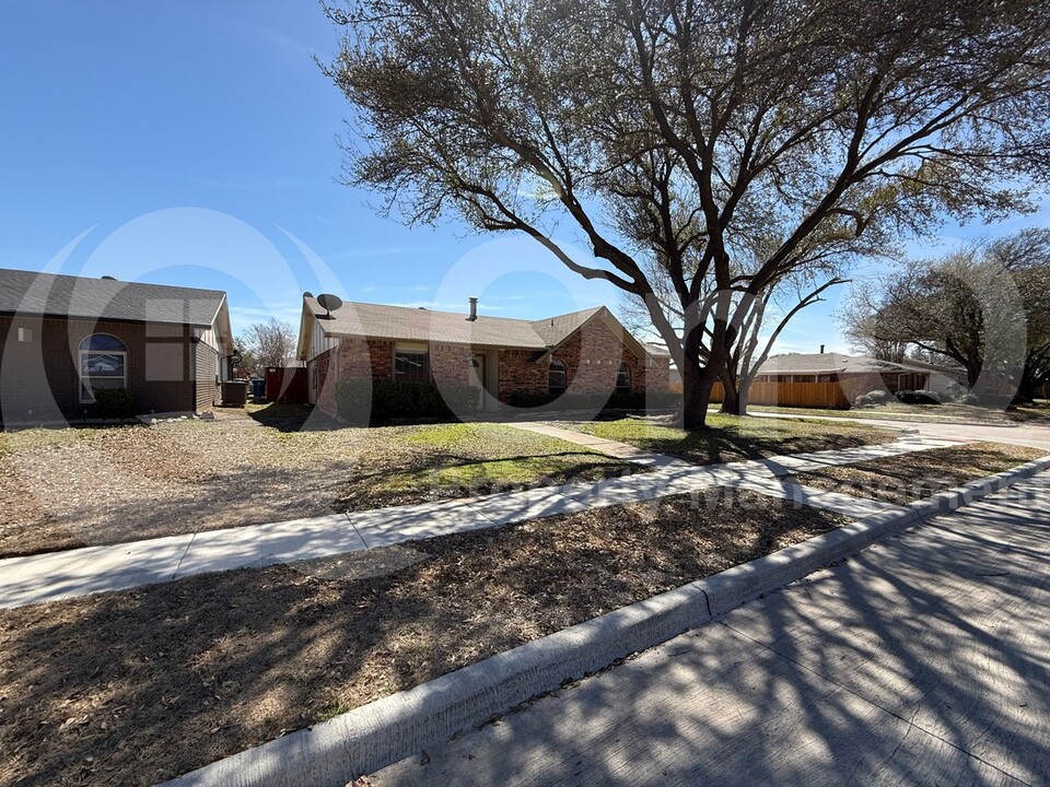 5101 Bartlett Dr in The Colony, TX - Building Photo