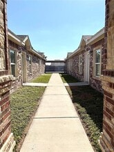 12 E St in Mission, TX - Foto de edificio - Building Photo