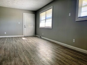108 W Shelbourne Dr in Normal, IL - Building Photo - Building Photo