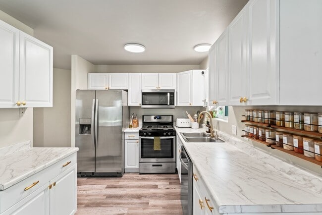 9101 Lakehurst Dr in Anchorage, AK - Building Photo - Building Photo