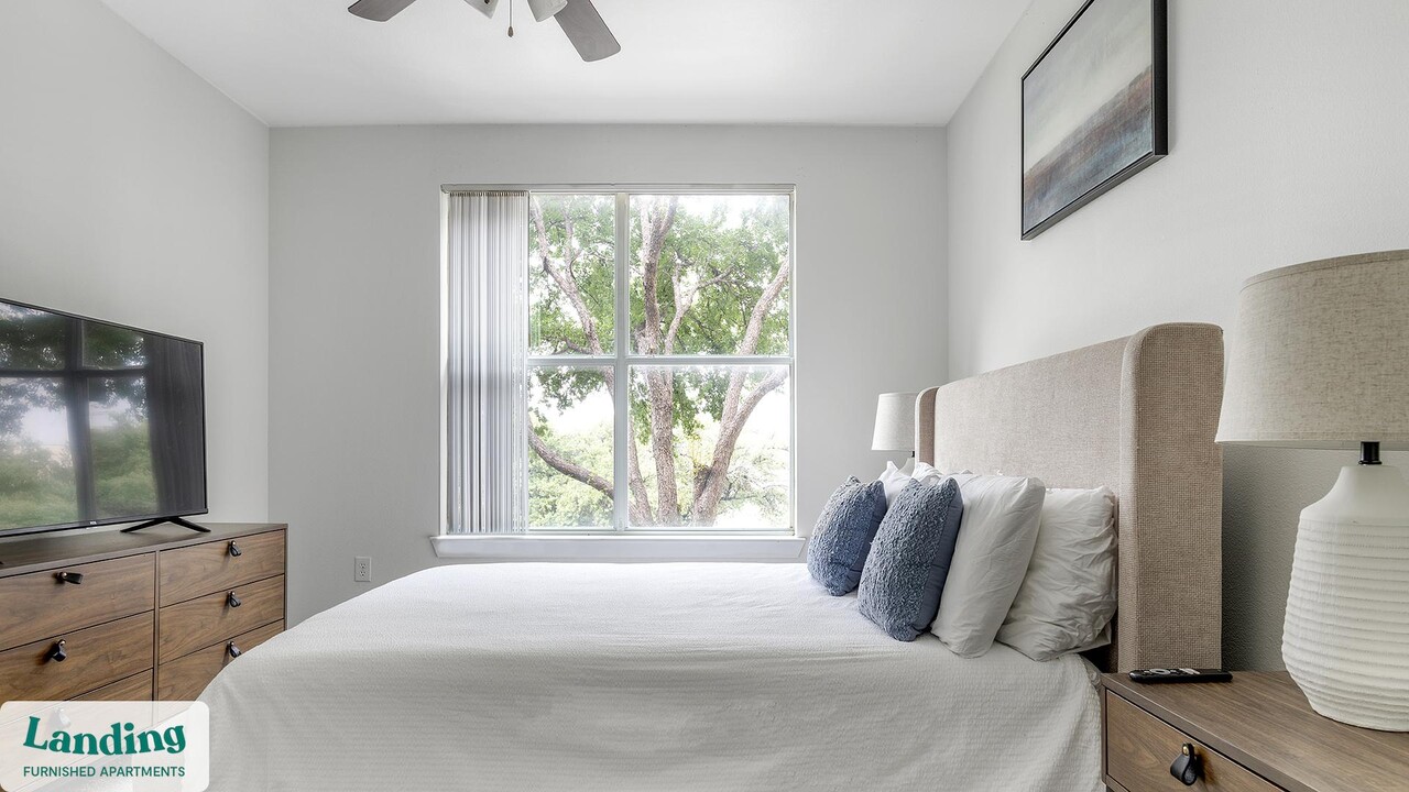 7373 Valley View Ln, Unit 2051 in Dallas, TX - Foto de edificio