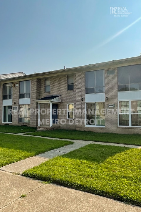22108 Dante St, Unit #115 in Oak Park, MI - Building Photo