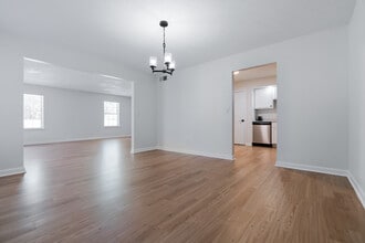 Lochwood Apartments in New Albany, IN - Building Photo - Interior Photo