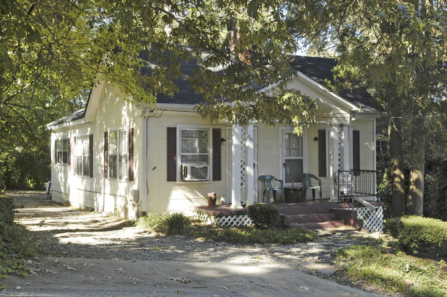 1381 Walker St in Gainesville, GA - Foto de edificio - Building Photo