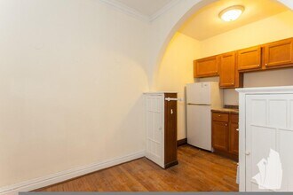 429 W Surf St, Unit 301 in Chicago, IL - Foto de edificio - Building Photo