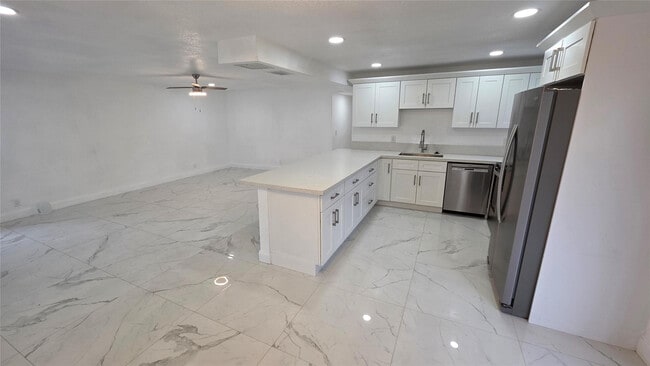 5332 NW 18th St in Lauderhill, FL - Foto de edificio - Building Photo