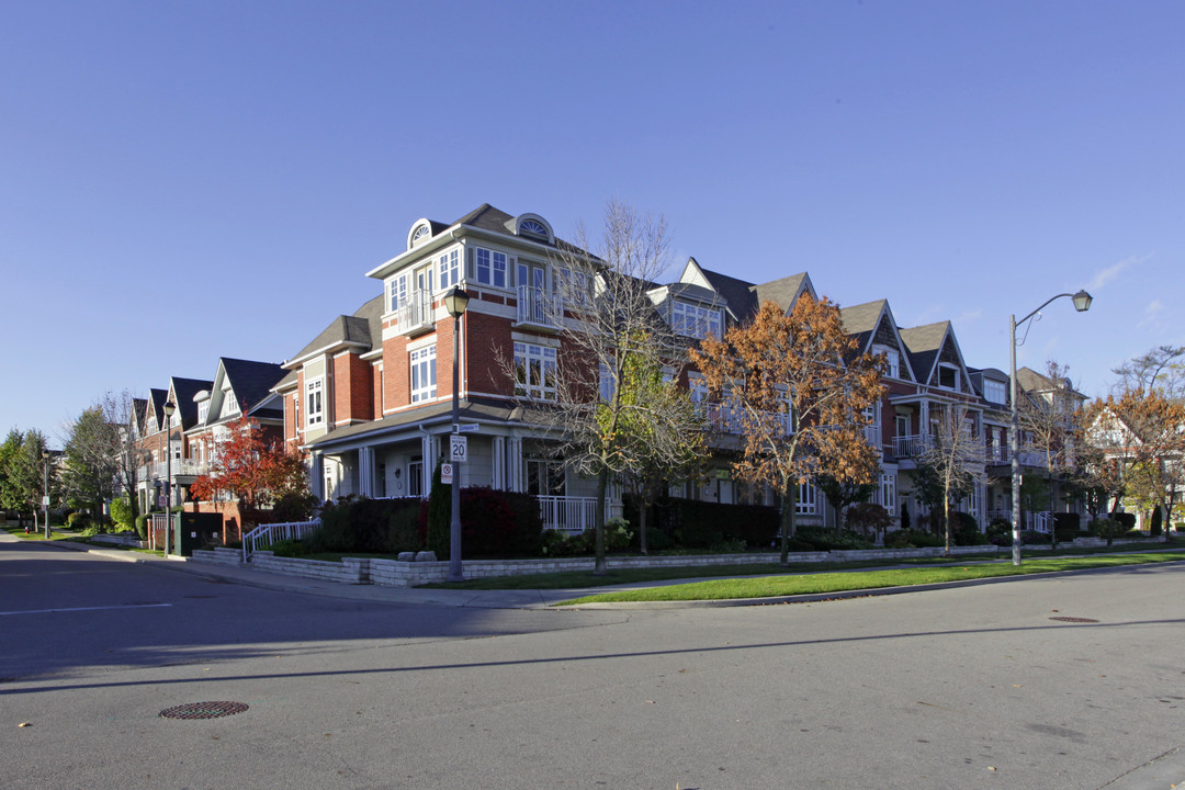 Port Credit Village in Mississauga, ON - Building Photo