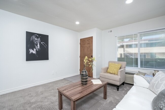 1681 Bayview Heights Dr, Unit 32 in San Diego, CA - Building Photo - Building Photo