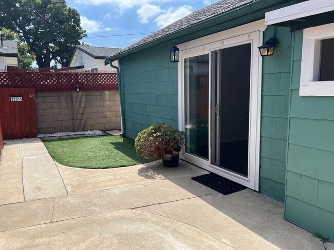 739 1/2 N Philadelphia St in Anaheim, CA - Building Photo - Building Photo