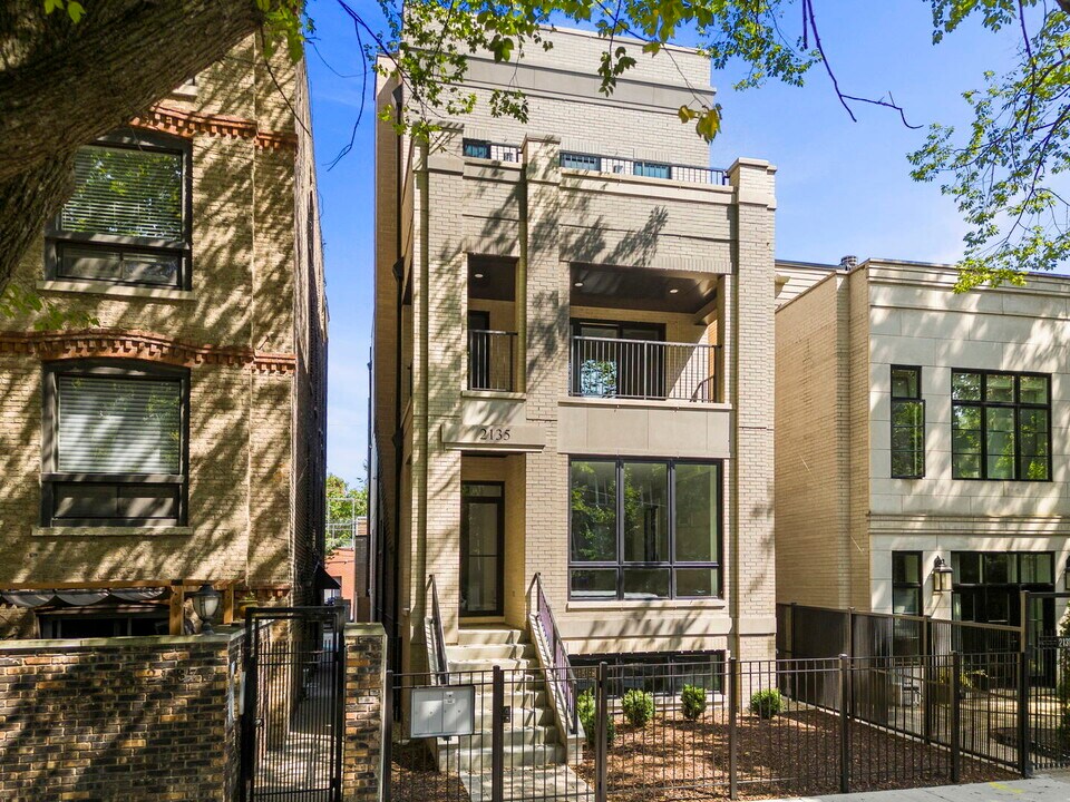 2135 N Lakewood Ave in Chicago, IL - Foto de edificio