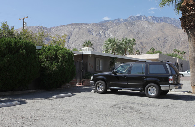 525 E Cottonwood Rd in Palm Springs, CA - Building Photo - Building Photo