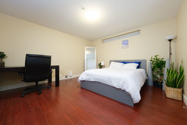 property at 725 W 61st Ave