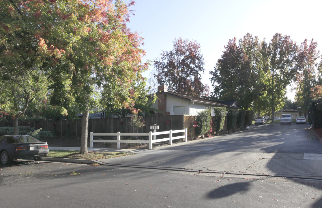 114 Dardanelli Ln in Los Gatos, CA - Foto de edificio