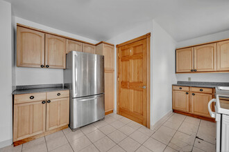26 Center St in Bristol, CT - Building Photo - Building Photo